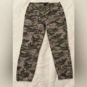 Camo cargo pants, hardly used, great condition, and size 7/28.